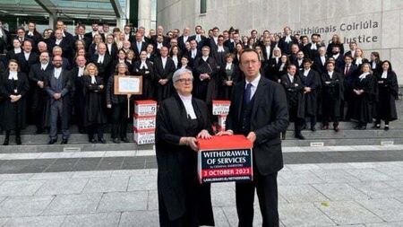 Criminal law barristers stage strike over fees