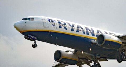 Storm Isha: Woman recounts 'scariest flight' after two failed attempts to land at Dublin
