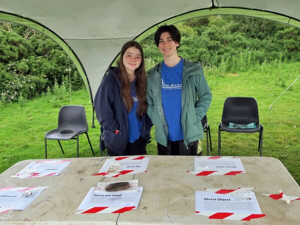 Students Sarah Campola from Gettysburg University and Eyllah Eabditz from New York University, explaining artefacts found on the site from the Neolithic period and the Iron Age