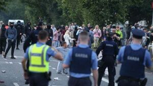 Three gardaí injured, one man arrested following further unrest in Coolock Three gardaí injured, one man arrested following further unrest in Coolock