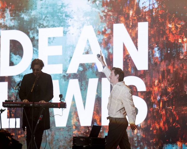 Ryan Hennessy from Picture This made an appearnace with Dean Lewis and sang their new song - Middle of Love