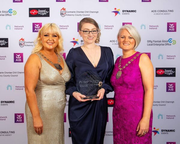 Winner of the Employee Shining Sta award, Julie Nicholson of Bidvest Noonan, with Kildare branch president Anita Meenehan and national president Linda Codoul Photos: Nichola Browne