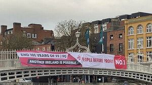 Ha'penny Bridge banner calls for end to 100 years of Fine Gael and Fianna Fáil
