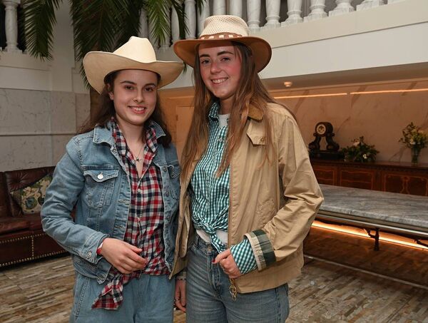 Éimhín Sagarzazu and Amy Carty 
