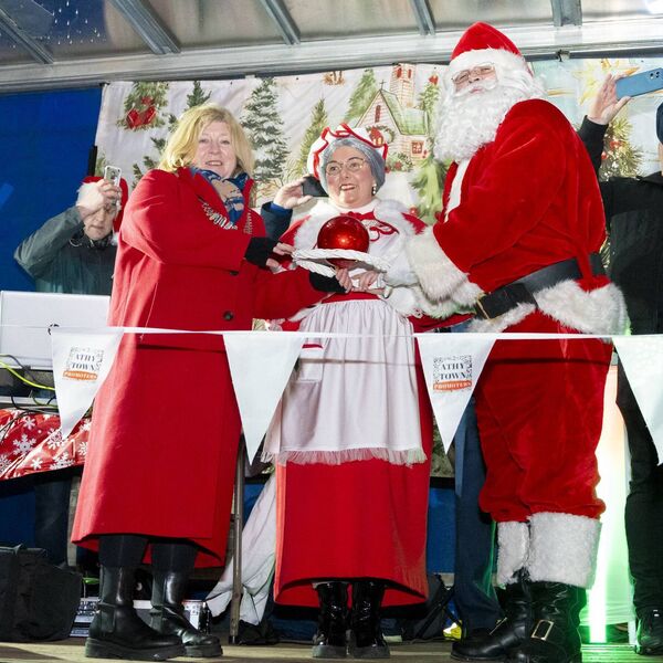 Cathaoirleach Aoife Breslin was joined by Mrs and Mr Clause to switch on the lights Cathaoirleach Aoife Breslin was joined by Mrs and Mr Clause to switch on the lights
