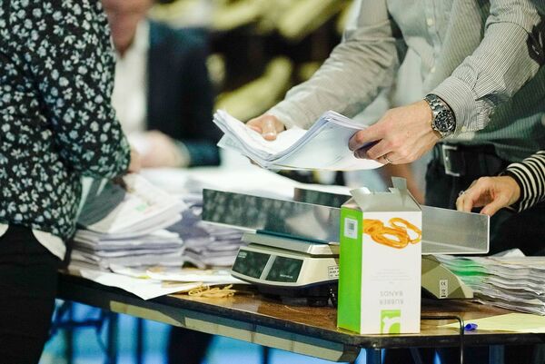 Weighing the vote bundles in Punchestown Photo: Aisling Hyland