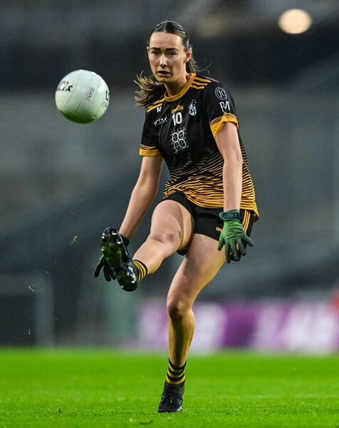 Aoibhín Webb passes up the field Photo: Shauna Clinton/Sportsfile 