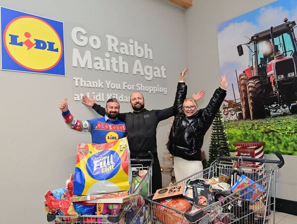  Pictured at Lidl Kildare on Dublin Road is Store Manager Thomas Lesik with Trolley Dash winner Pranas Virvicius who took home the retailer's biggest Trolley Dash to date with an incredible 1,200 Photo: by Michael Chester