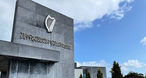 Man to stand trial after gardaí find firearms, sword and axe in car boot