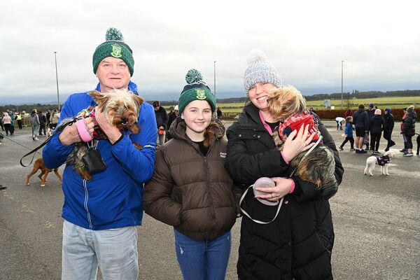 Noel Coyle, Caoimhe and Jen Condon and their Gogs Lily and Belle 