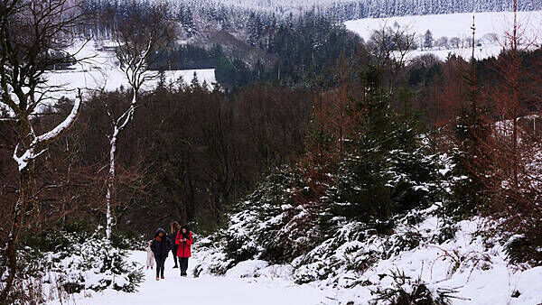 Thousands still without power advised to use hotel facilities during cold snap