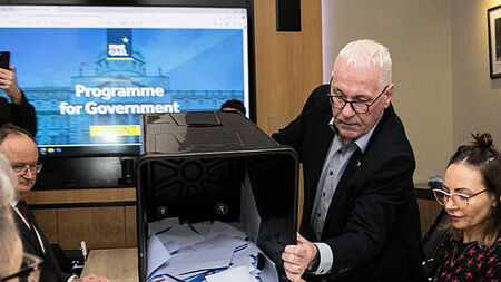 Fine Gael ratifies programme for government