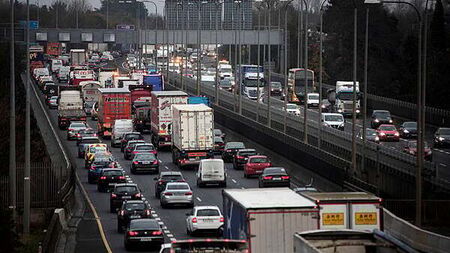 Traffic chaos on major motorway after five-car pile up