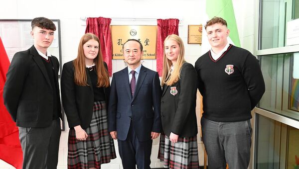 KTCS students Sam Leavy, Alannah Pearson, Saoirse O'Reilly and Devon Morris with the Chinese Ambassador H.E. ZHAO Xiyuan at the Confucius Classroom plaque. KTCS students Sam Leavy, Alannah Pearson, Saoirse O'Reilly and Devon Morris with the Chinese Ambassador H.E. ZHAO Xiyuan at the Confucius Classroom plaque.
