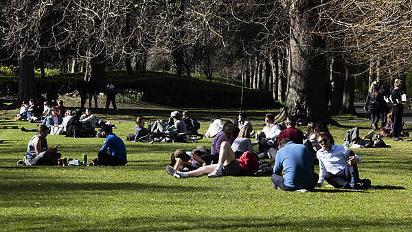 Clocks go forward tonight as Met Éireann forecasts warm sunshine in the week ahead