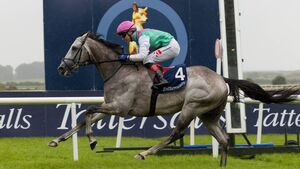Favourite takes 2,000 Guineas in impressive style