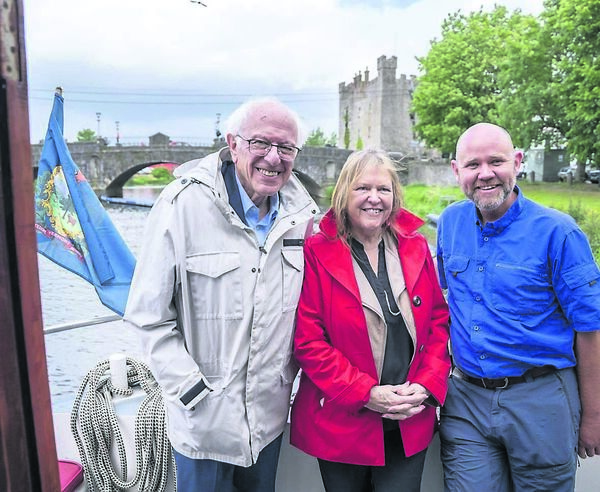 Clifford Reid expalins the history of Athy to Bernie and Jane Sanders Clifford Reid expalins the history of Athy to Bernie and Jane Sanders