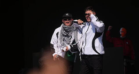 In Pictures: Glastonbury fans beat the heat as Kneecap and Pulp perform