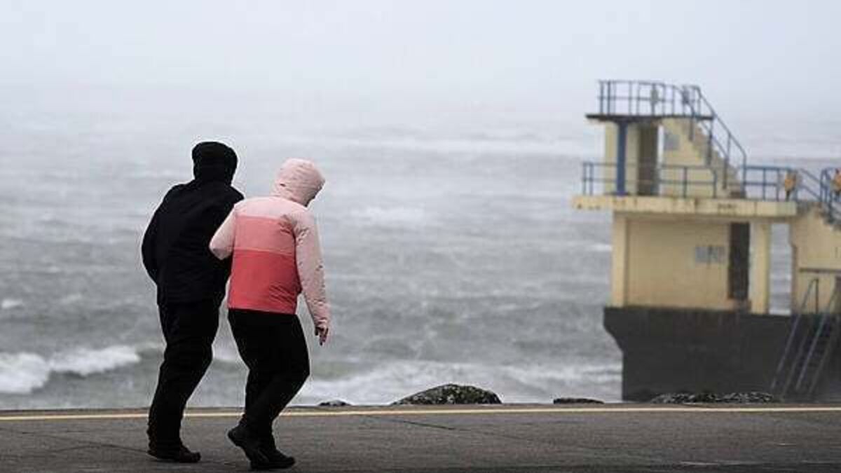 Storm Floris: Bank holiday weekend to see 'unseasonably windy weather'
