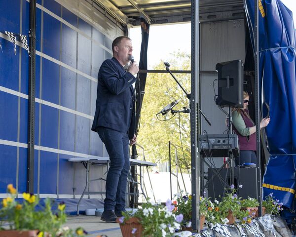 Alistar Fingleton on stage singing for the jiving Competition