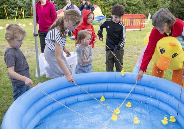 Kyran, April,Olivia and William hook a duck with Lily