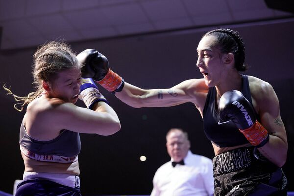 Kelsey Leonard lands a right hand on Zsanett Milak during their fight at the National Stadium Photo: ©INPHO/Laszlo Geczo Kelsey Leonard lands a right hand on Zsanett Milak during their fight at the National Stadium Photo: ©INPHO/Laszlo Geczo