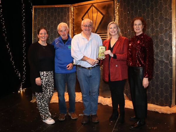 Ray Kelly presents the award to Hermitage Park