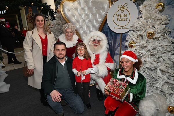 Hincui and Betti and Family with Santa and Mrs Claus 
