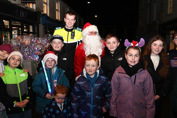 Garda Conor Murphy and Santa with some children