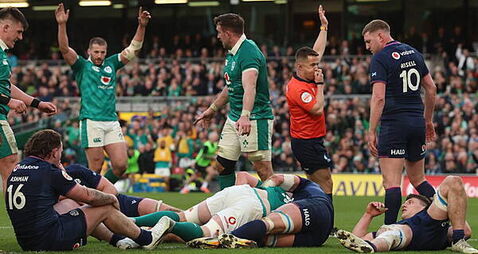 Ireland keep pressure on France with bonus-point win over Scotland