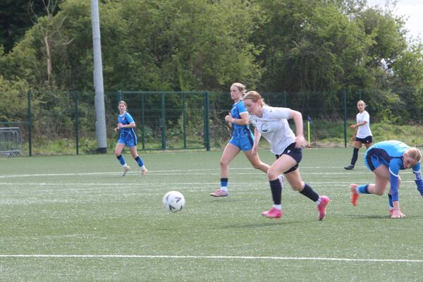 Izzy Foley carries the ball up the pitch for Klub Kildare