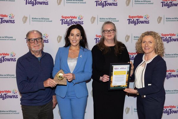 Gold Medal presented by Minister Carroll MacNeill &amp; Edel Clancy, Corporate Affairs Director at Musgraves to Tony Gahan &amp; Sorcha Molloy Collecting on behalf of Ballymore Eustace 