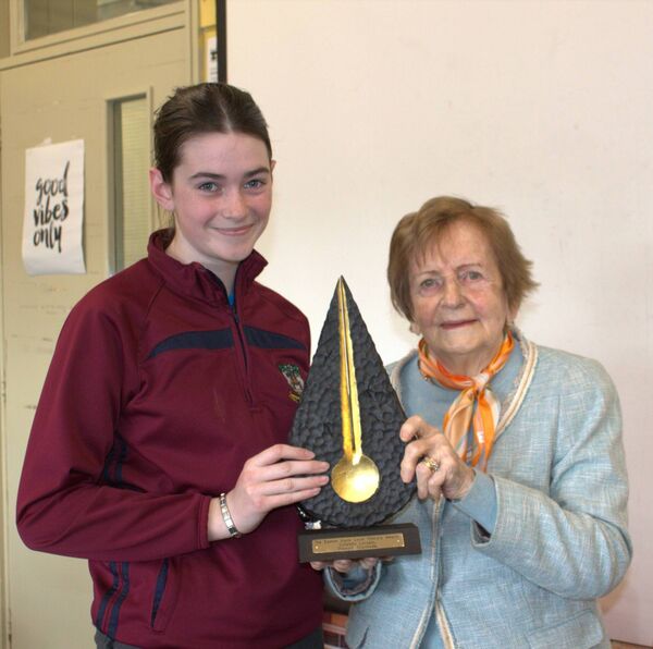 Nábla Kane presenting Jackie Dooley with the Eamon Kane Local History Award