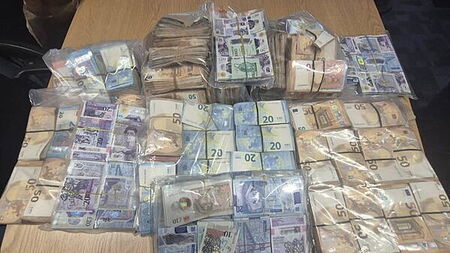 Three man arrested after cocaine and over €440k of cash seized in Co Meath