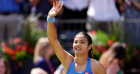Emma Raducanu flies into Queen’s semi-finals despite ‘insane’ interruption