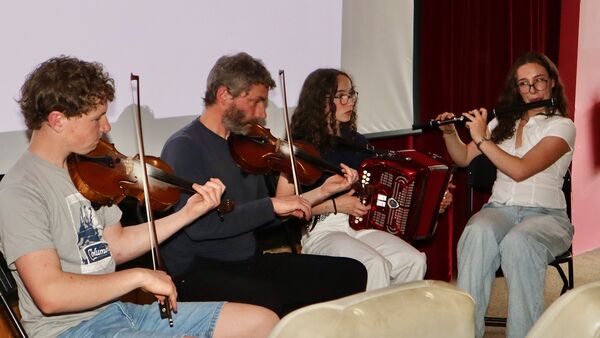 Clann Uí Mhordha played for the audience. Clann Uí Mhordha played for the audience.