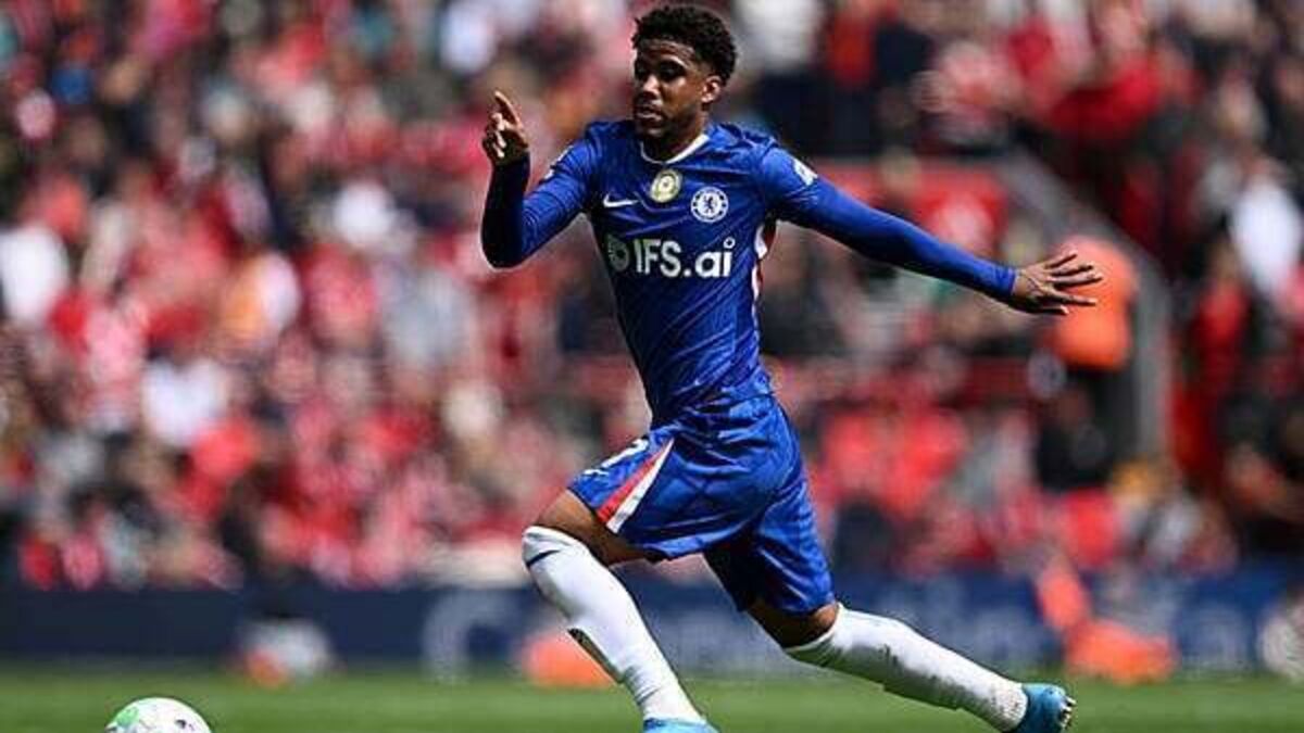 Manchester United sign Brazil midfielder Santos from Chelsea