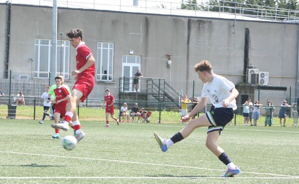 Noah Melia sends a left-wing cross into the Sligo Rovers penalty area