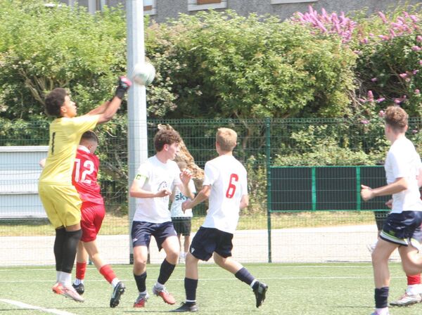 Klub Kildare Keeper Jake Obamwonyi outjumps everybody to punch clear 