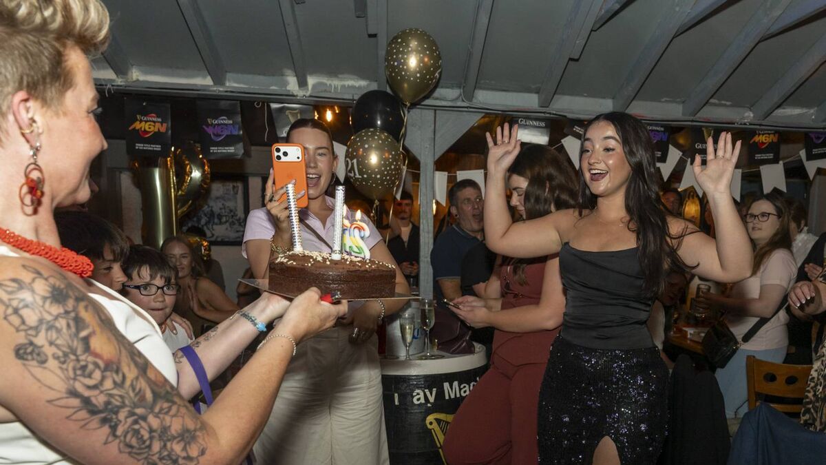 PHOTOS: Rebecca Dunne 21st in the Harp Bar, Kildare Town