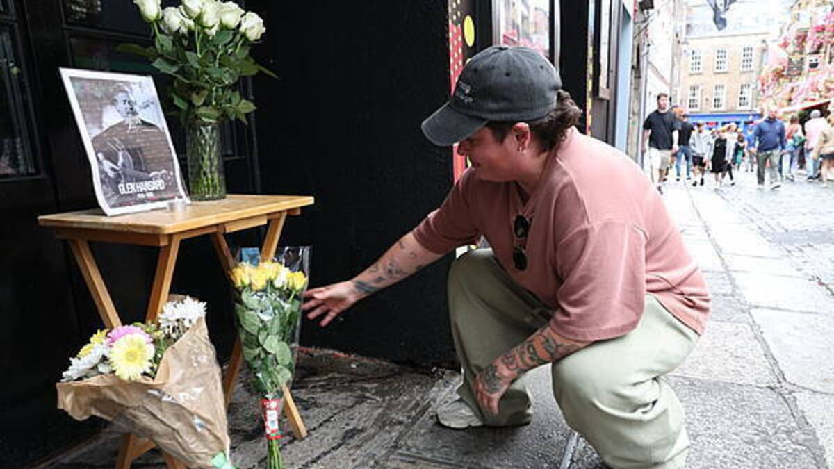 Tearful fans queue in Dublin to express condolences over Glen Hansard’s death