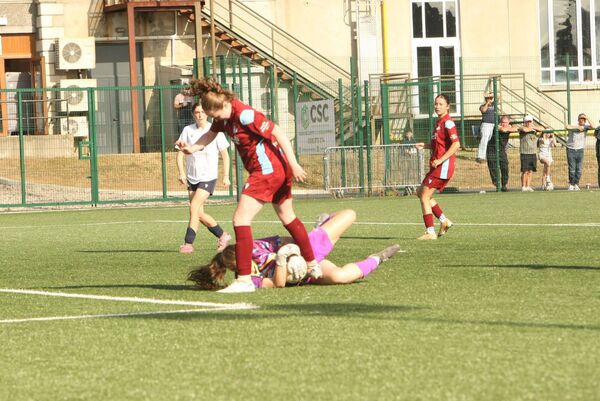 Klub Kildare goalkeeper Jessica Daly saves bravely at the feet of a Drogheda United forward Klub Kildare goalkeeper Jessica Daly saves bravely at the feet of a Drogheda United forward