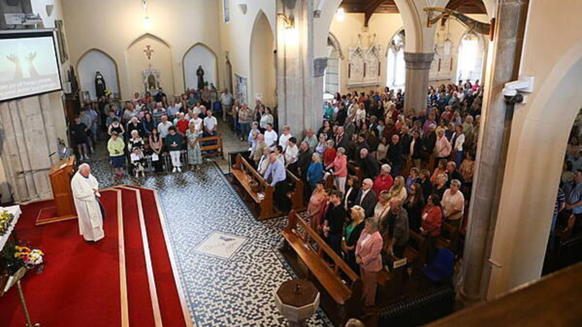 Hundreds gather in vigil for family injured in M9 crash