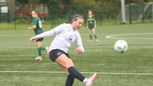 <p>Carla Kelly plays for a forward pass for Klub Kildare</p>